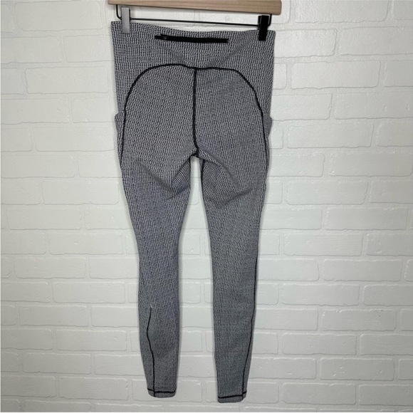 Lululemon Speed Up Tight *Full-On Luxtreme 28"
Teeny Tooth White Black sz 8 - Picture 4 of 9